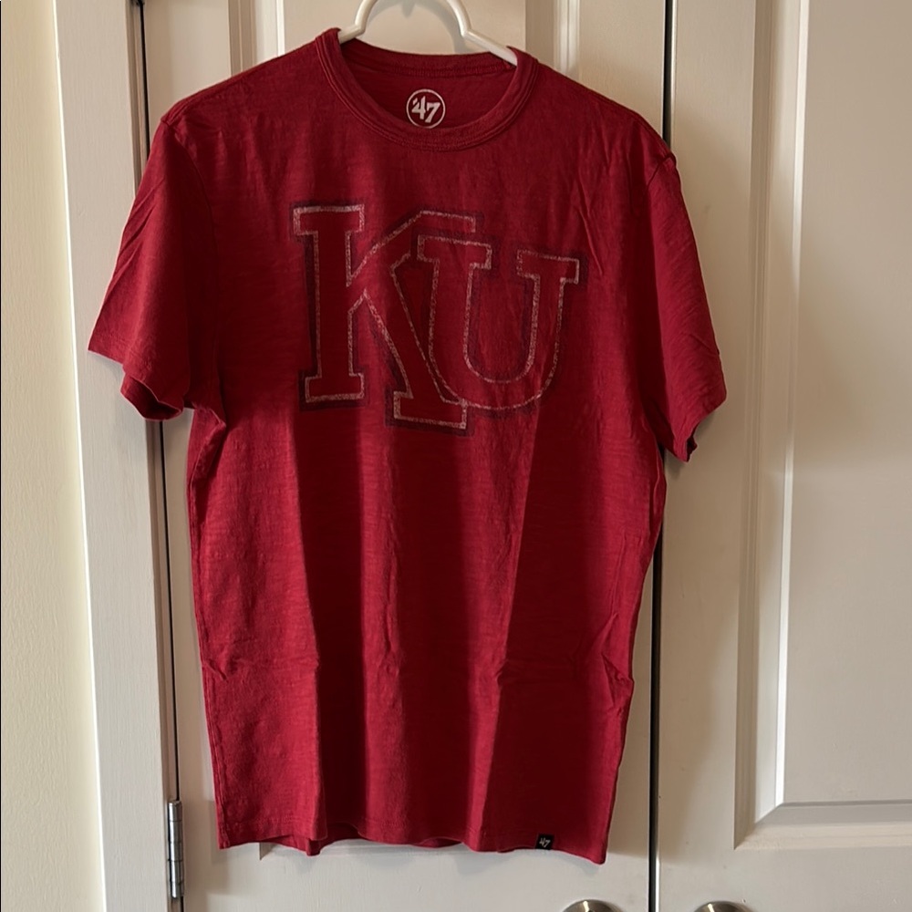 Men’s 47 Brand Red Kansas University Short Sleeve Tee with Graphic Design